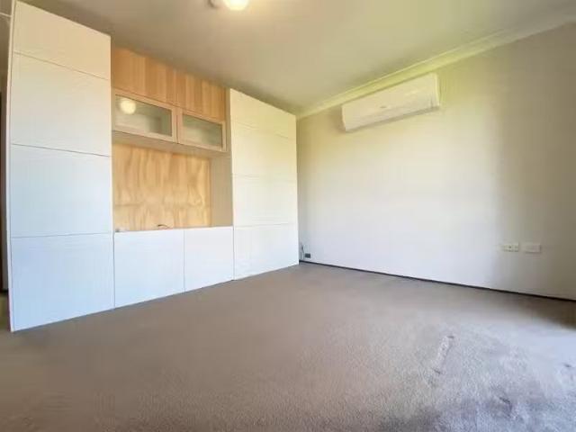 Deal! 44 Mc Laren Place, INGLEBURN House for rent Listed by A.