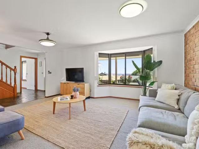 Cheap 44 Lerunna Avenue, Hallett Cove, SA 5158 House for Rent