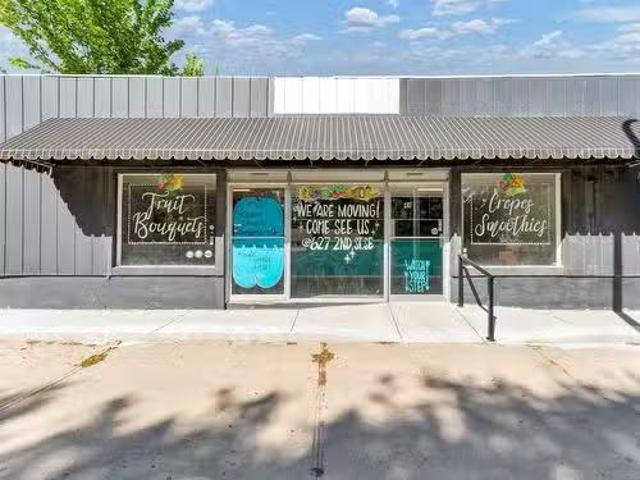 Cozy 44 3 Street Ne, Medicine Hat, AB, T1A 5L8 commercial fo.