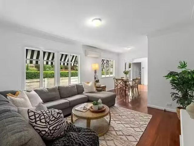 Cozy 45 Burbong Street, Chapel Hill, QLD 4069
