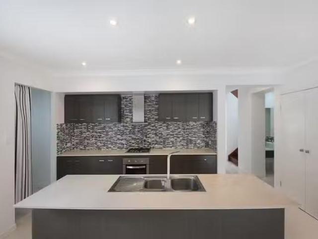 Deal! 46 Dell Road, St Lucia, QLD 4067