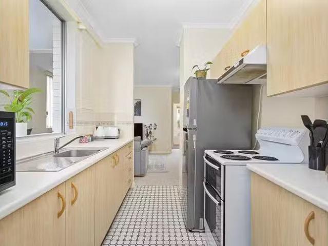 Nice 4/70 Cliff Road, Wollongong, NSW 2500