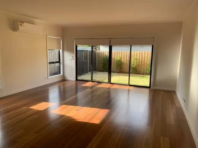 Deal! 49a Flag Street, Kingsbury VIC 3083