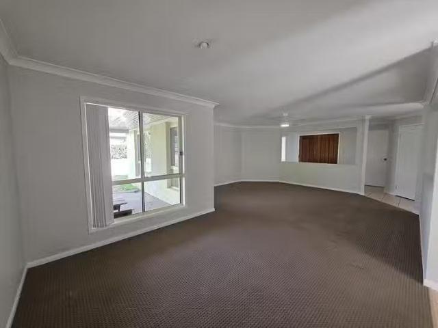 Deal! 40 Maltravers Drive, Arundel, QLD 4214