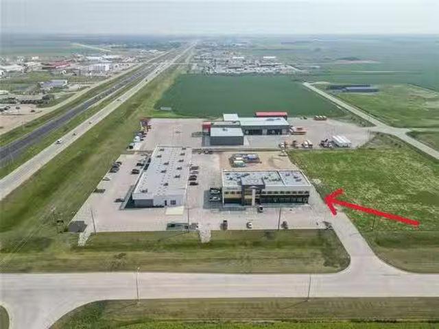 Cozy 40 North Gate Drive, Steinbach, MB, R5G 2T9 commercial.