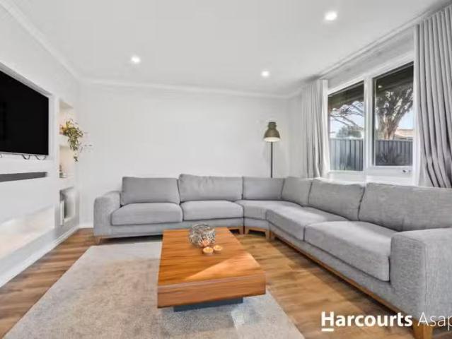 New 40 Ravenhill Crescent, Endeavour Hills, VIC 3802 House f.