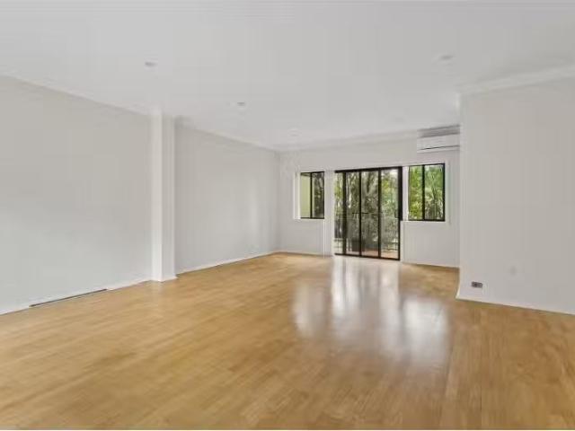 Unique 4/21 View Street, Wollongong Townhouse for rent Listed.