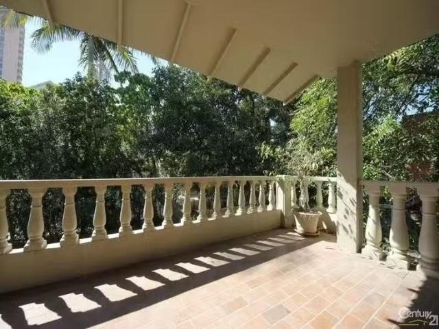 Unique 4/27 Second Avenue, Broadbeach, QLD 4218