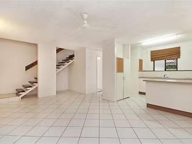 Unique 4/30 Princes Road, Hyde Park, QLD 4812