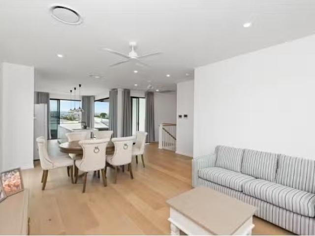 New 4/327 Cavendish Road, Coorparoo Townhouse for rent Listed.