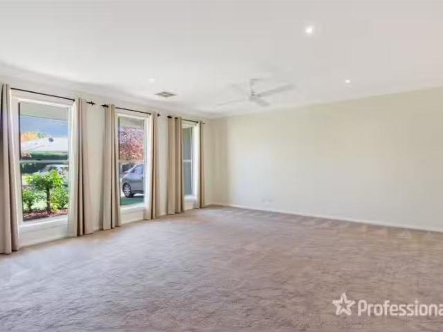 Nice 4/3 Bogong Crescent, Tatton Apartment for rent Listed by.