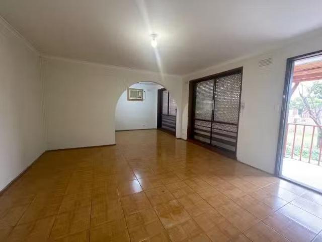 Cozy 43 Denton Avenue, St Albans VIC 3021