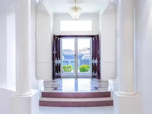 Deal! 4 Christa Way, Benowa, QLD 4217