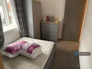 Cozy 4 BA 1 bedroom house share for rent in Farnworth, Farnwor.