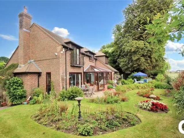 Unique 4 BA 5 bedroom detached house for rent in Christchurch.