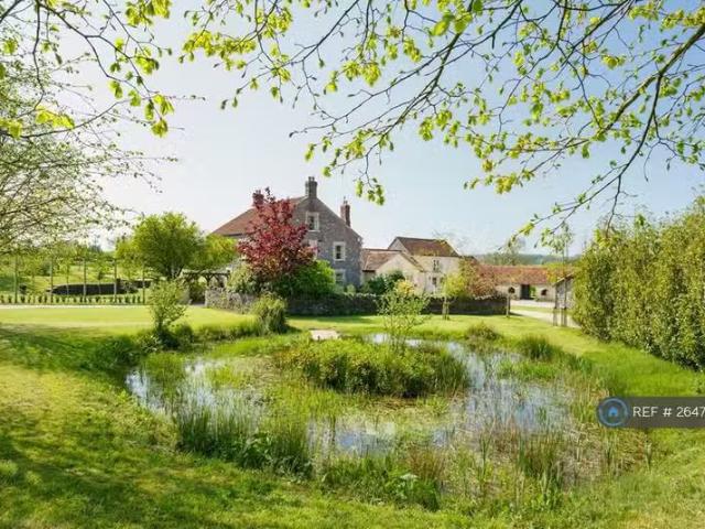 Rental! 4 BA 6 bedroom detached house for rent in West Cranmor.