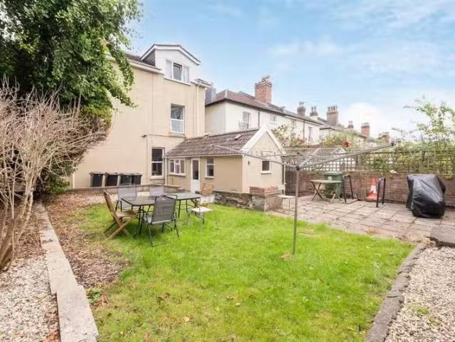 Cheap 4 BA House share for rent in 41 Carnarvon Road, Bristol.