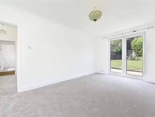 Rental! 4 bedroom end of terrace house for rent in Chequer Lan.