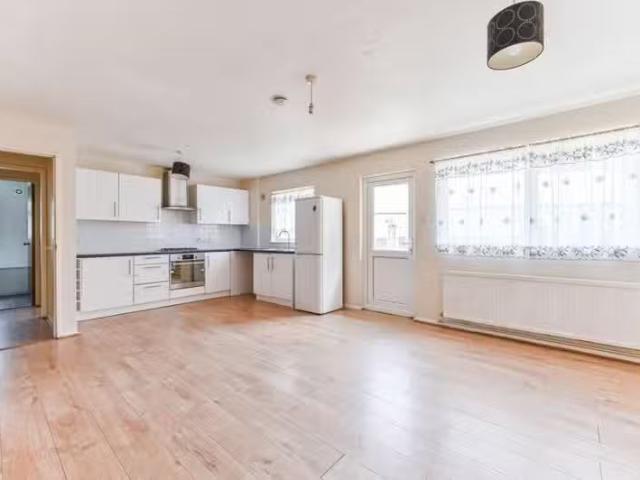 Just in! 4 bedroom flat for rent in Hayes Lane, Coulsdon, Kenl.