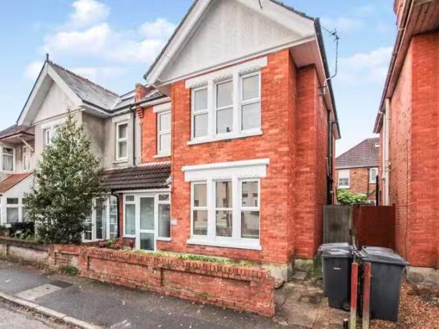 Rental! 4 bedroom semi detached house for rent in Curzon Road.