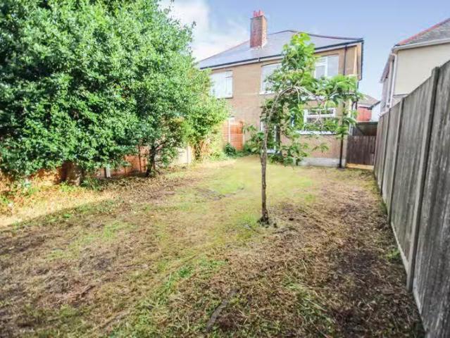 Charming 4 bedroom semi detached house for rent in Ensbury Par.