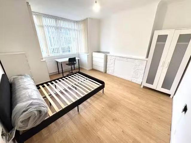 Just in! 4 bedroom semi detached house for rent in Toronto Roa.