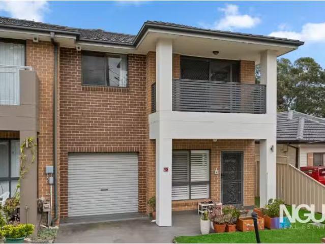 Nice 4 BR 10/50 Charles Street, BLACKTOWN Townhouse for rent.
