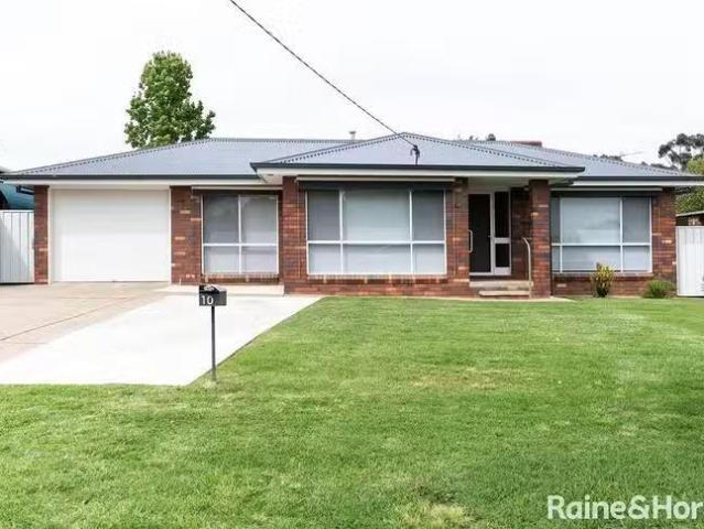Just in! 4 BR 10 Azalea Place, Lake Albert, NSW 2650