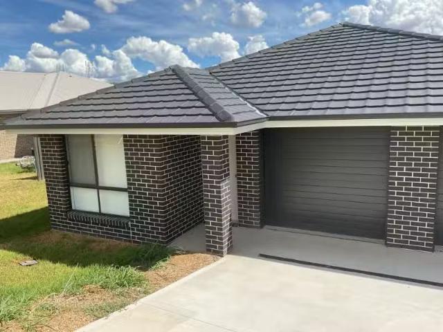 For Rent! 4 BR 1/11 Regal Park Dr, Oxley Vale House for rent.