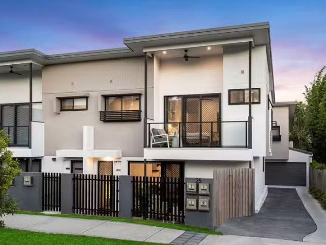 For Rent! 4 BR 1/25 Orana Street, CARINA, QLD 4152 Townhouse.