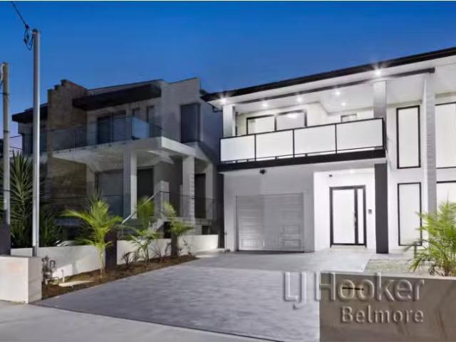 Just in! 4 BR 129 Wilbur Street, GREENACRE Townhouse for rent.
