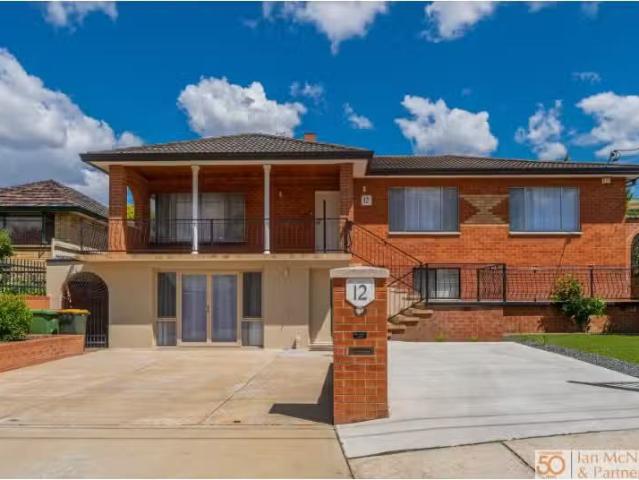 Charming 4 BR 12 Fairmount Crescent, Queanbeyan House for rent.