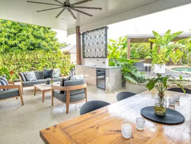 Just in! 4 BR 14 Footscray Court, Arundel, QLD 4214 House fo.