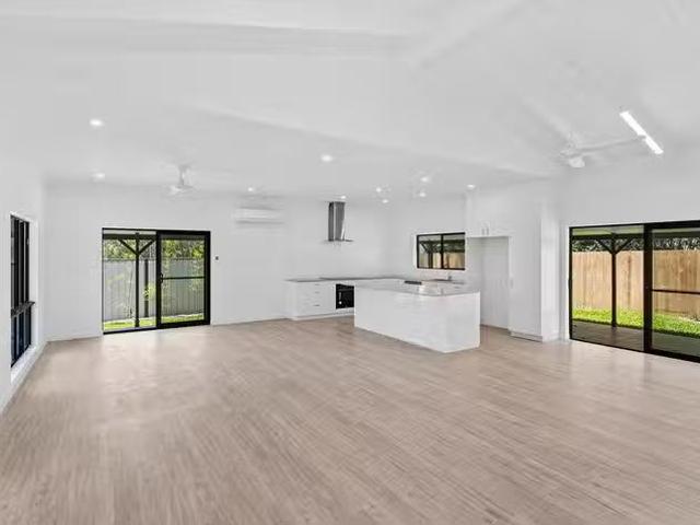 Cozy 4 BR 15 Alexandra Street, Clifton Beach, QLD 4879