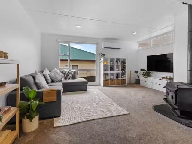 Charming 4 BR 15 Lansdowne Place, DELORAINE, TAS 7304 House.