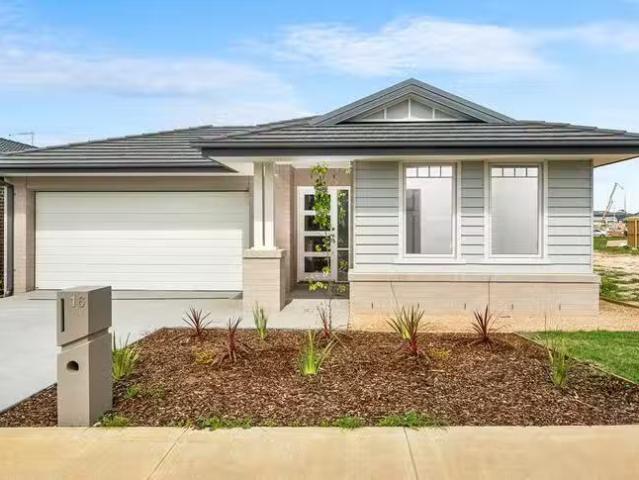 Unique 4 BR 16 Paradise Circuit, Armstrong Creek, VIC 3217