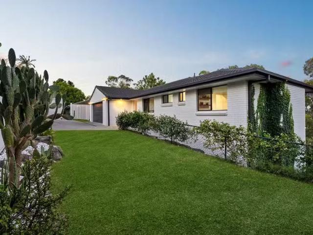 Cozy 4 BR 17 Crestridge Crescent, Oxenford, QLD 4210 House f.