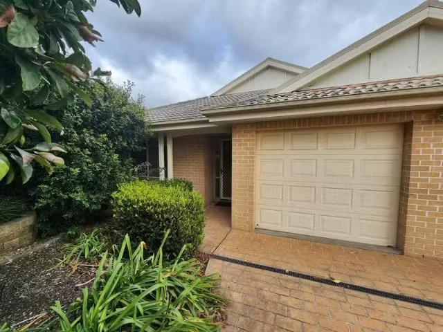 Unique 4 BR 17 Wanaruah Circuit, Muswellbrook House for rent.