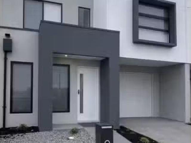 Cheap 4 BR 18 Attraction Way, Mambourin Townhouse for rent Li.