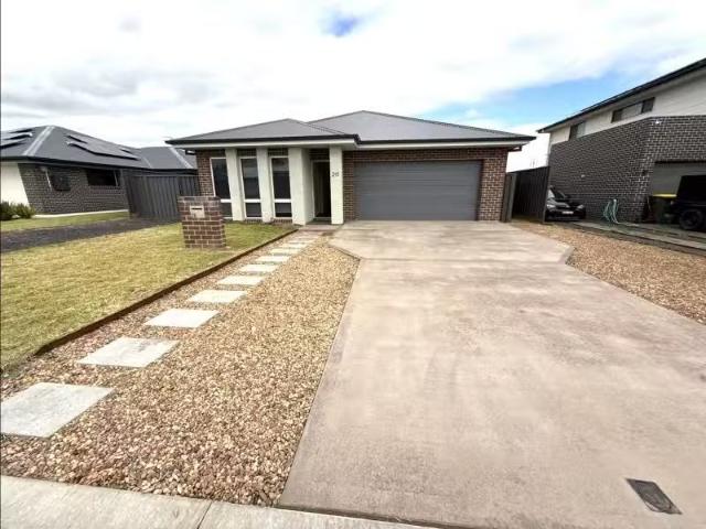 Cozy 4 BR 20 Scope Circuit, DUBBO House for rent Listed by Ch.