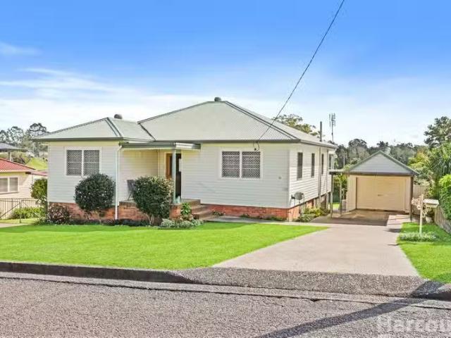 Nice 4 BR 24 Tabrett Street, West Kempsey, NSW 2440 House fo.