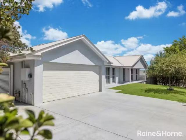 Unique 4 BR 25 Cheviot Drive, KELSO House for rent Listed by.