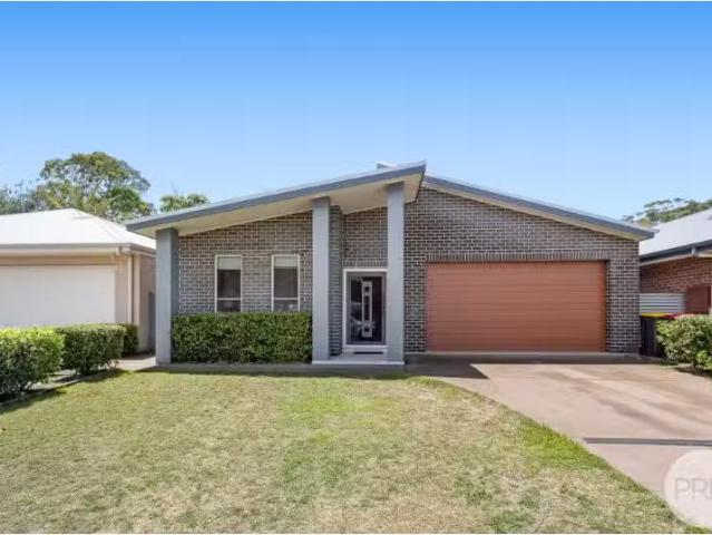 Nice 4 BR 25B Dowling Street, NELSON BAY House for rent Liste.