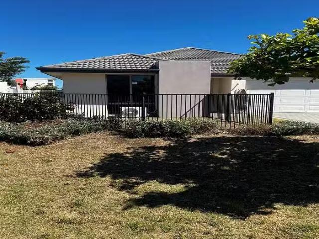 Deal! 4 BR 296 Peelwood Parade, Halls Head, WA 6210
