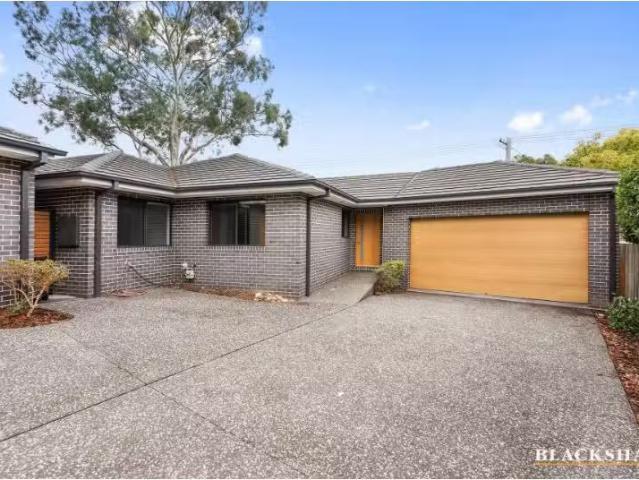 For Rent! 4 BR 2/9 Mayo Street, Weetangera Townhouse for rent.