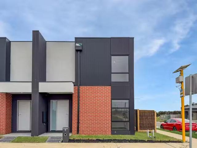 For Rent! 4 BR 2 Avi Walk, Armstrong Creek, VIC 3217