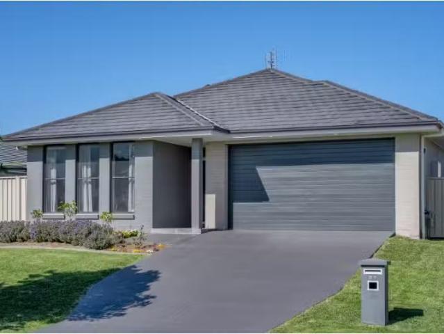 Deal! 4 BR 31 Carnarvon Circuit, East Maitland House for rent.
