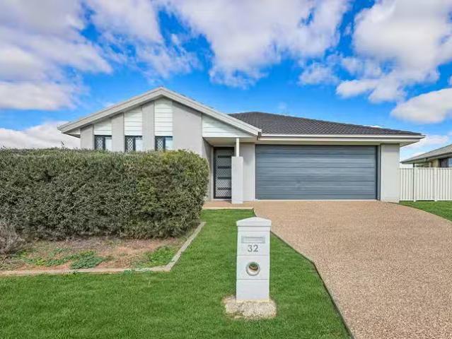 Cheap 4 BR 32 Drakeford Street, Westdale, NSW 2340
