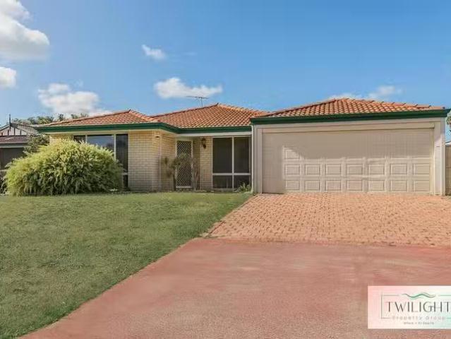 Charming 4 BR 36 Trafalgar Gardens, Port Kennedy, WA 6172
