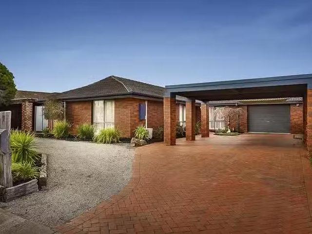 For Rent! 4 BR 7 Rutherglen Way, Taylors Lakes, VIC 3038